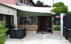Leleka Hostel
