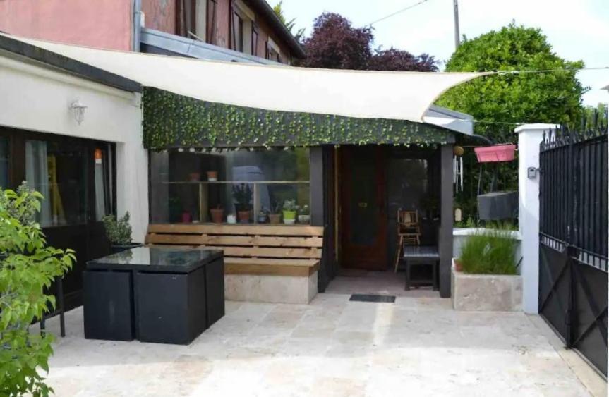 Leleka Hostel Esbly Exterior foto